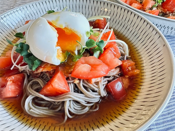 ほぼ冷麺な蕎麦!?キムチ入り「ぶっかけトマトそば」作ってみた！ゴマ油の香りフワ～っと韓国風♡【農家直伝】