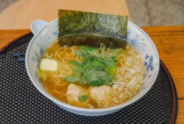 【飯塚】あっさりだけどくせになる美味しさ！鶏スープ麺 はなまるの塩こしょうバターラーメン