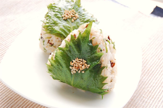 海苔の代わりに青じそでクルリンパ♪“青じそ尽くし”の夏おにぎり握ってみた！塩昆布に練り梅もいい仕事