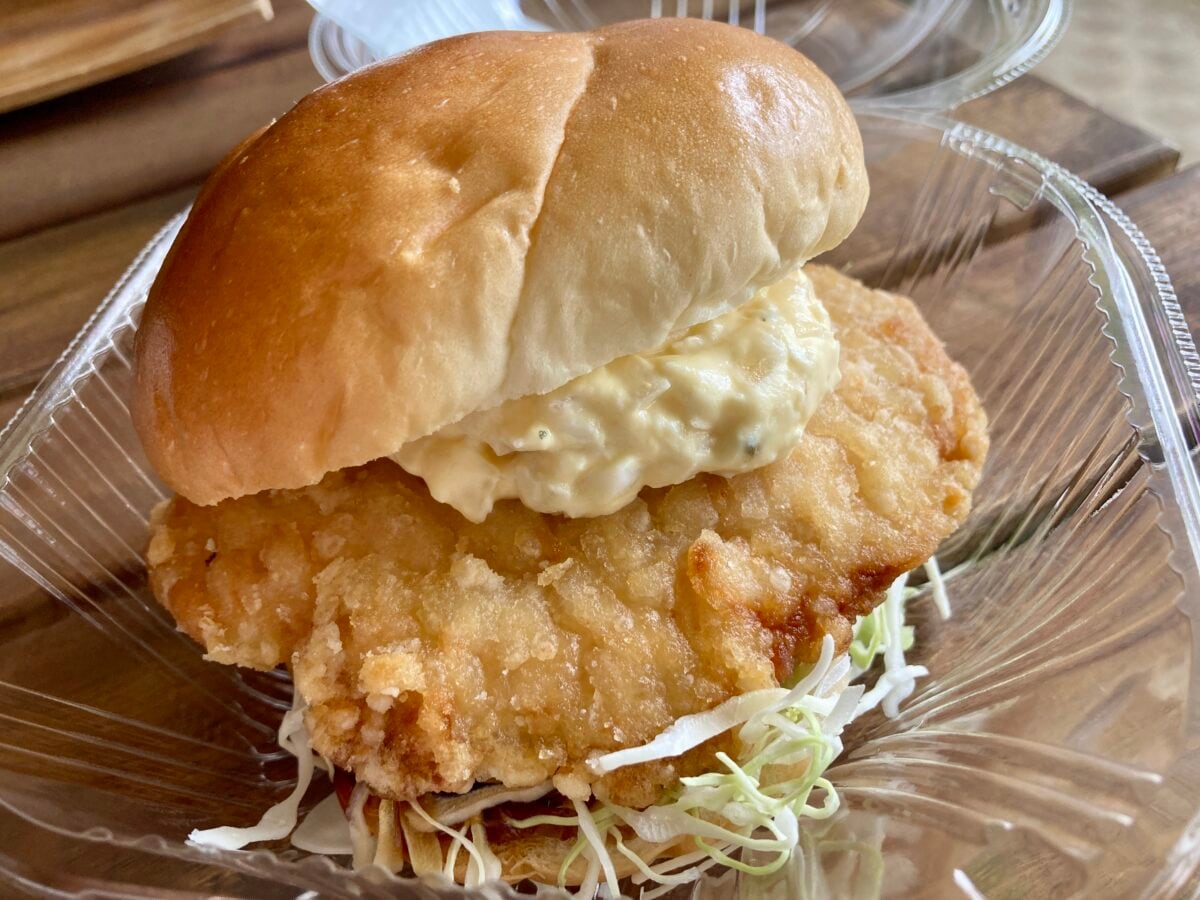 ふんわりバンズとはみ出るお肉!【ローソン】まちかど厨房限定 鶏竜田揚げバーガー