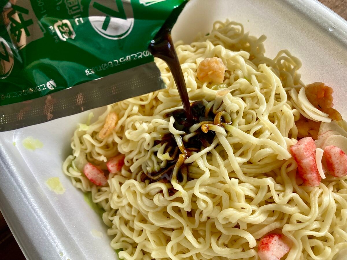 「毎日食える」「ピリ辛でうまい」【セブン】一平ちゃん夜店の焼そば シーフードカレー