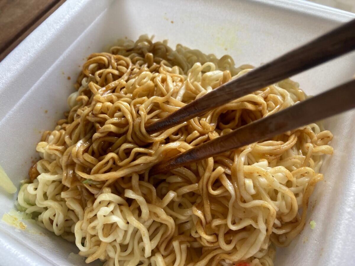 「毎日食える」「ピリ辛でうまい」【セブン】一平ちゃん夜店の焼そば シーフードカレー