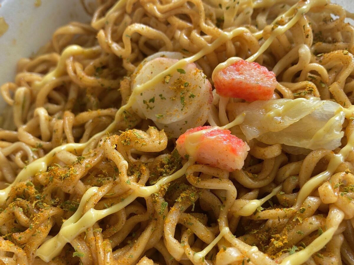 「毎日食える」「ピリ辛でうまい」【セブン】一平ちゃん夜店の焼そば シーフードカレー