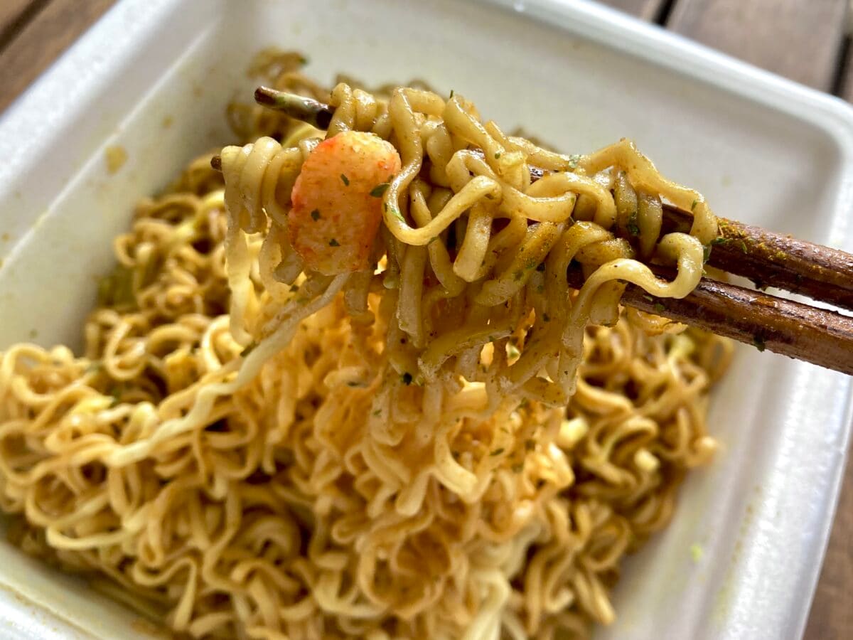 「毎日食える」「ピリ辛でうまい」【セブン】一平ちゃん夜店の焼そば シーフードカレー