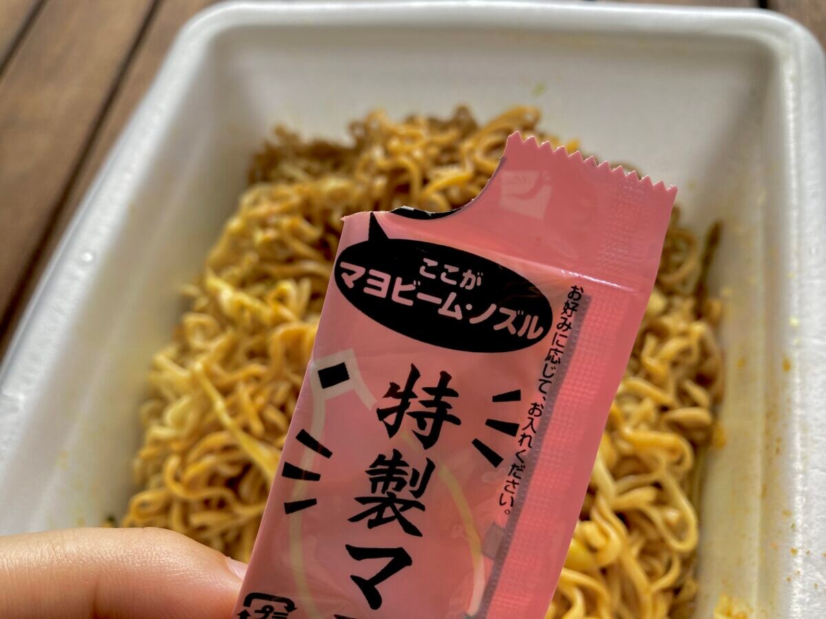 「毎日食える」「ピリ辛でうまい」【セブン】一平ちゃん夜店の焼そば シーフードカレー