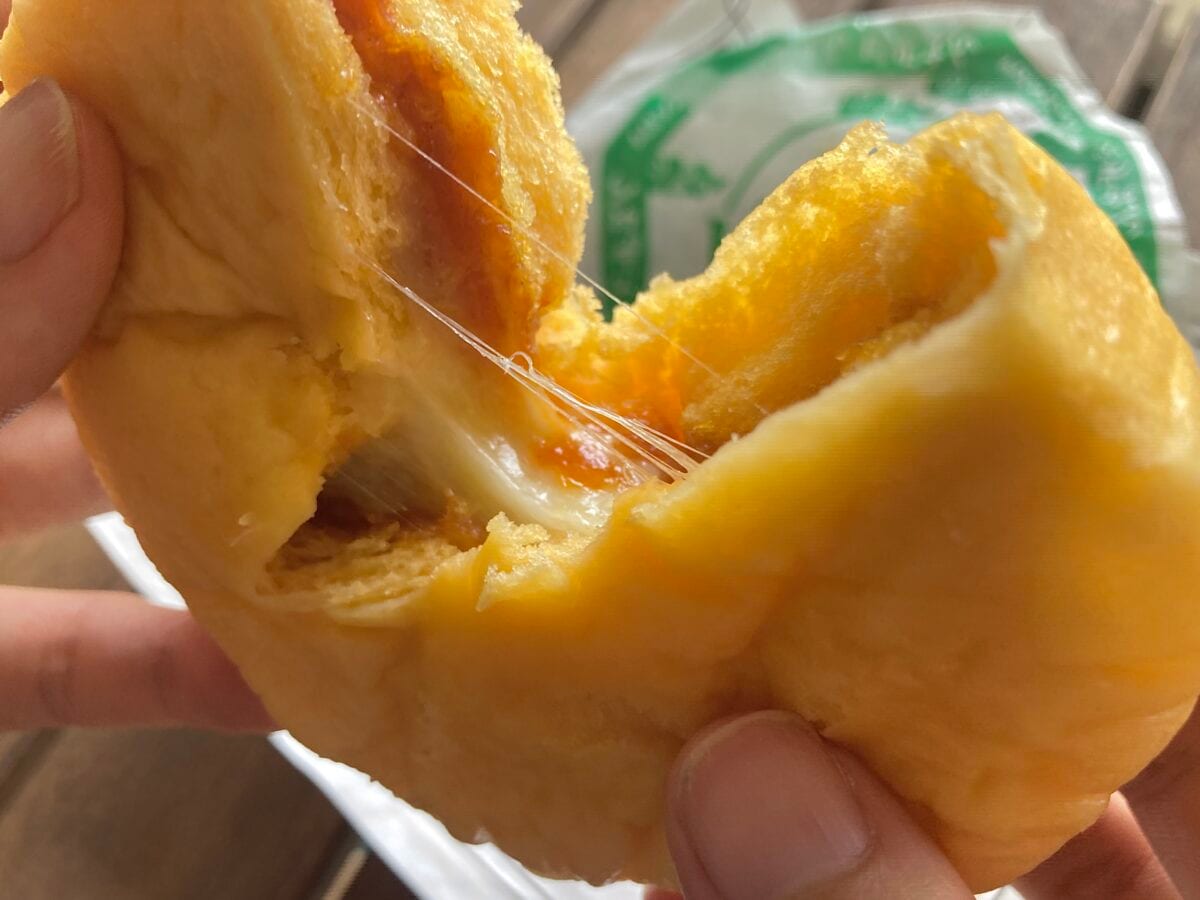 チーズ伸びすぎ！！ｗｗ【ファミマ】今年は何か違う!? 新作ピザまんがガチうまっ！