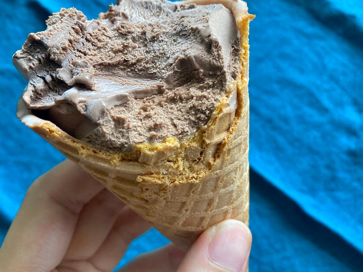 夏のさっぱりチョコアイス！【ファミマ】ロッテ ワッフルコーン本格ベルギーチョコ