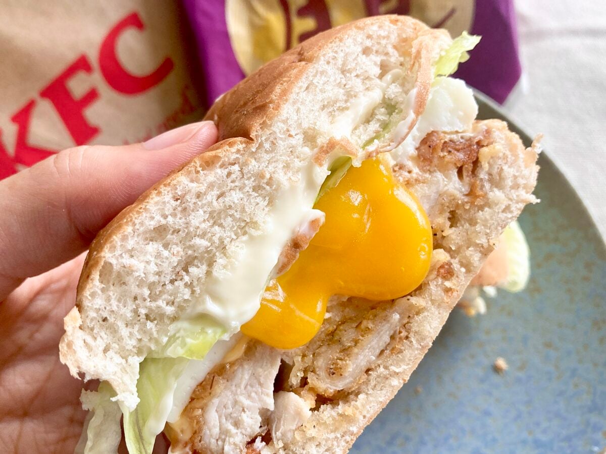 とろ~りたまごが幸せすぎるっ♡【ケンタッキー】月見チーズフィレバーガー