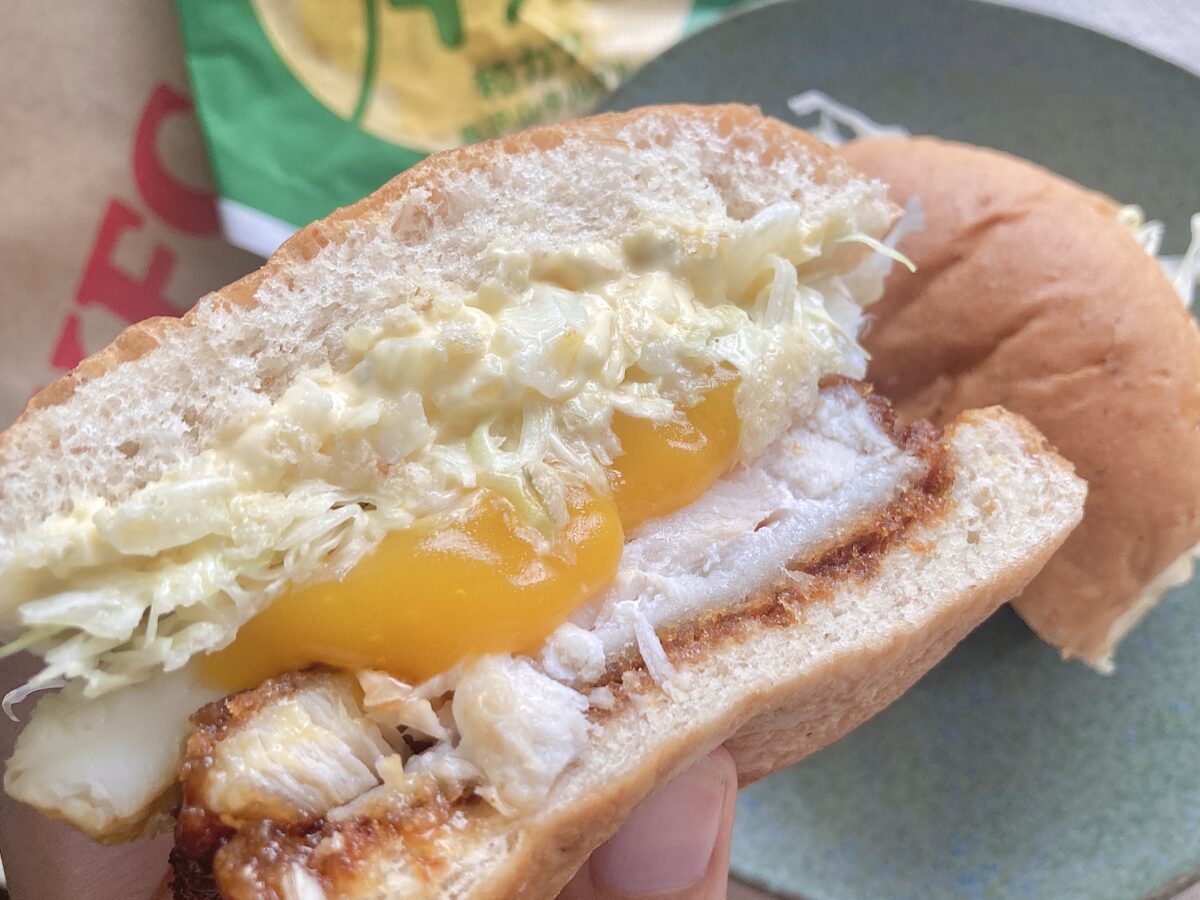 「絶対食べて」「逃してはならない」【ケンタッキー】月見・新バーガーが超絶ウマすぎる！