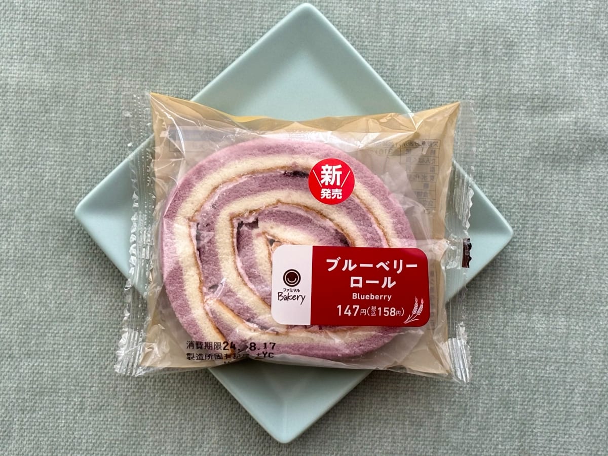 甘酸っぱいブルーベリーがたっぷり!【ファミマ】新作ロールケーキに注目