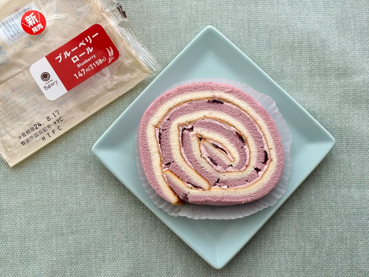 甘酸っぱいブルーベリーがたっぷり!【ファミマ】新作ロールケーキに注目