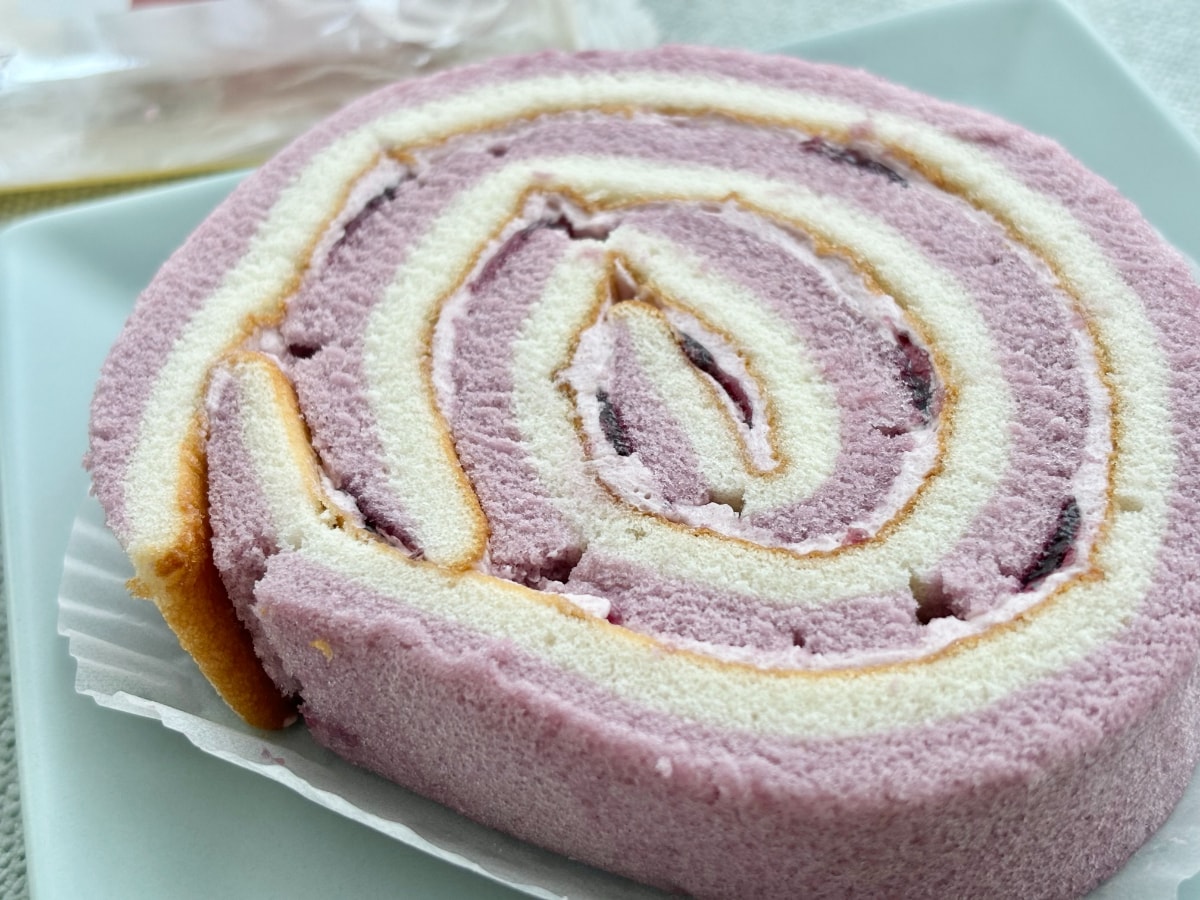 甘酸っぱいブルーベリーがたっぷり!【ファミマ】新作ロールケーキに注目