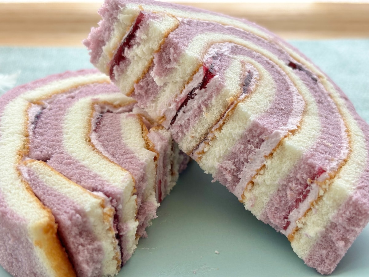 甘酸っぱいブルーベリーがたっぷり!【ファミマ】新作ロールケーキに注目