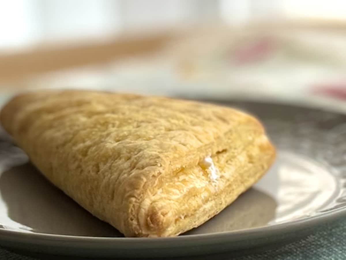 レモンの香りがすごっ！【ファミマ】食べ応えも抜群の爽やか三角パイ