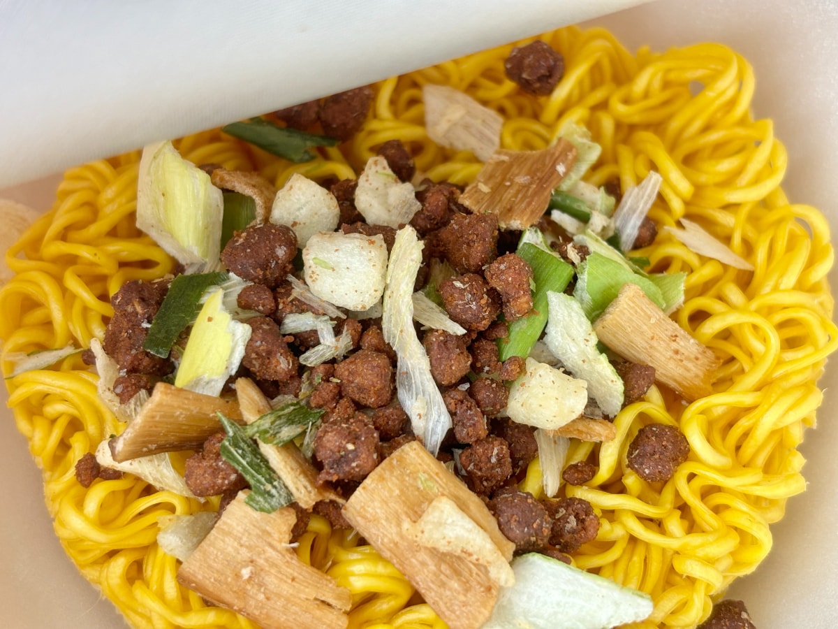 肉ミンチ増量で大満足！【セブン】「すみれ」カップ麺がリニューアル