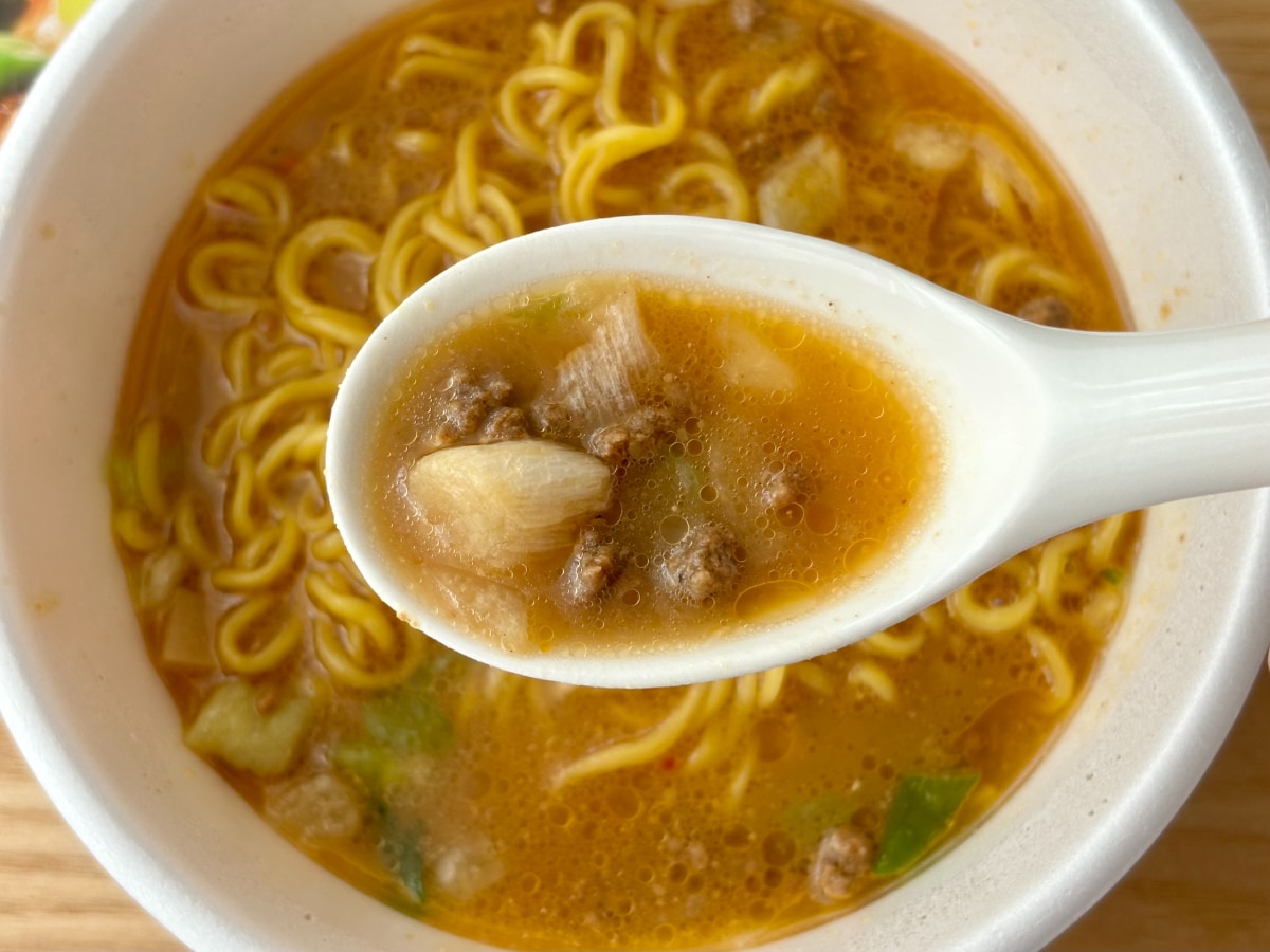 肉ミンチ増量で大満足！【セブン】「すみれ」カップ麺がリニューアル