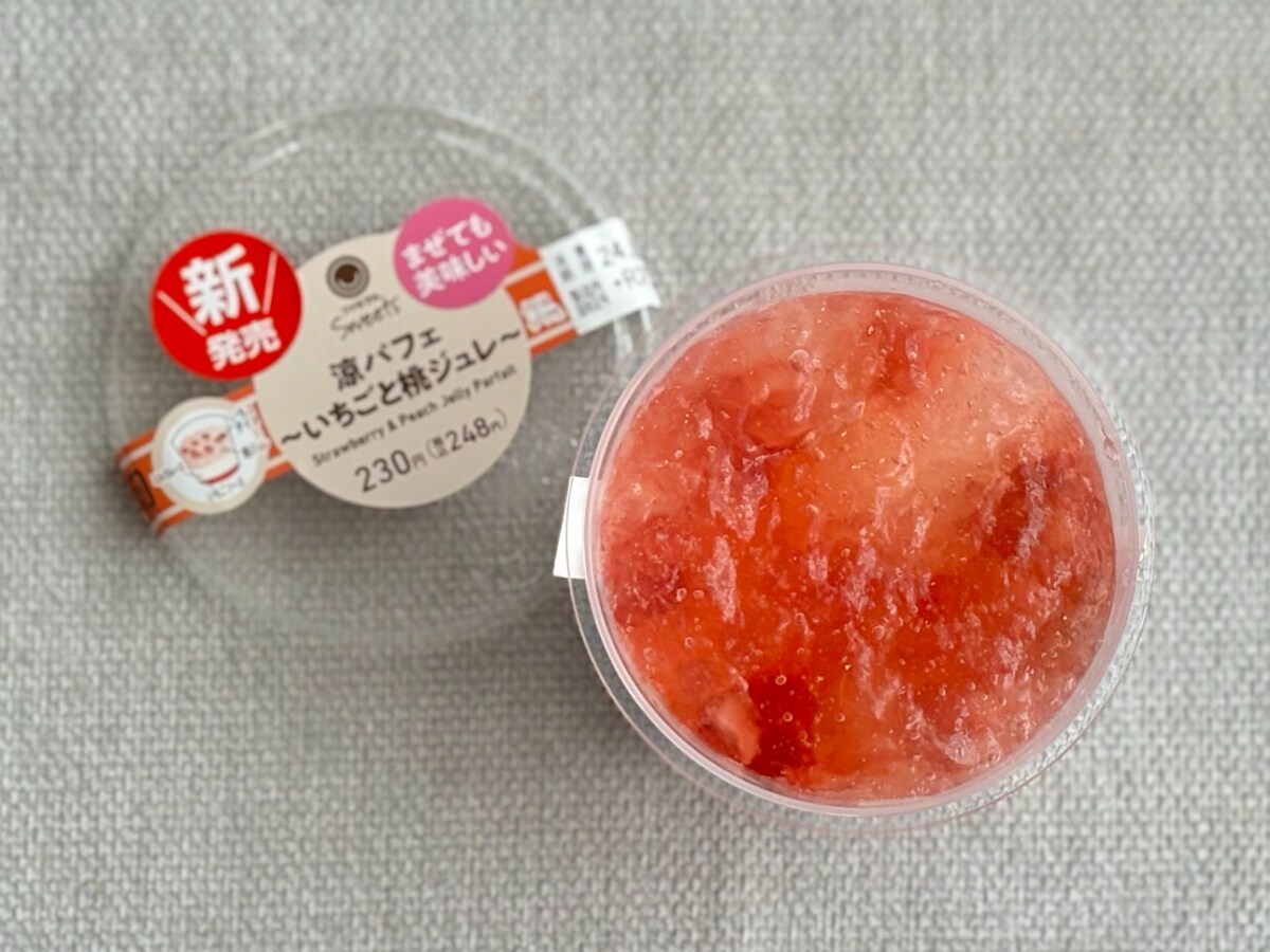 甘酸っぱくてさっぱり【ファミマ】いちご×桃のぜいたくコラボパフェ