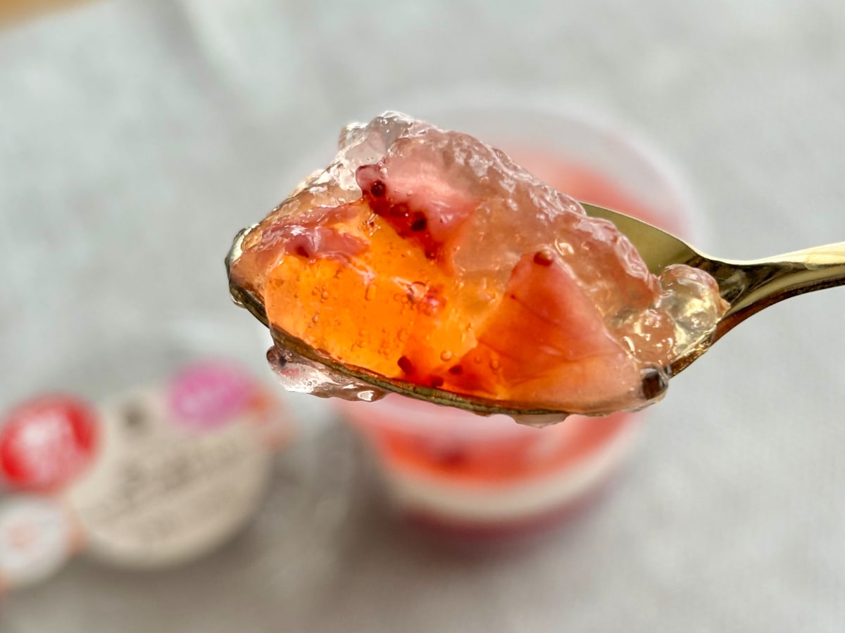 甘酸っぱくてさっぱり【ファミマ】いちご×桃のぜいたくコラボパフェ