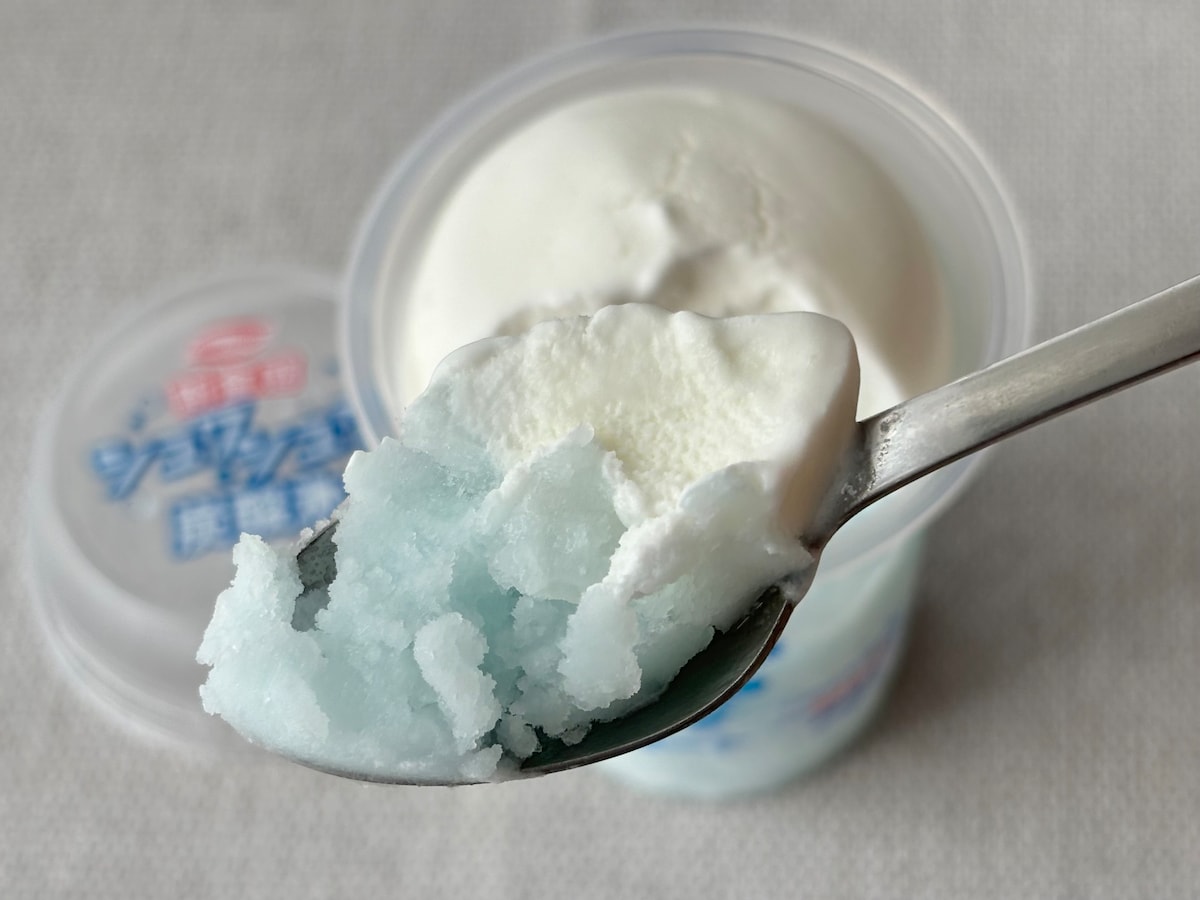 「めちゃくちゃ炭酸」「新感覚」【ファミマ】話題沸騰の新アイスを実食!