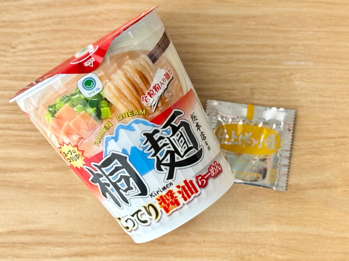 コクのあるスープがクセになる!【ファミマ】大阪の有名店監修のカップ麺