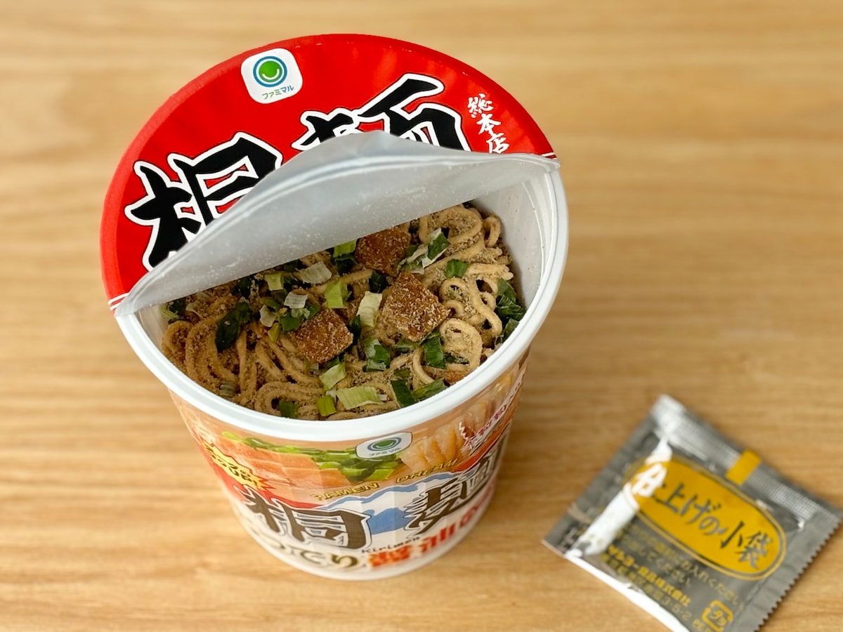 コクのあるスープがクセになる!【ファミマ】大阪の有名店監修のカップ麺