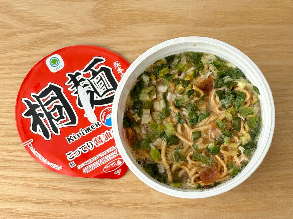 コクのあるスープがクセになる!【ファミマ】大阪の有名店監修のカップ麺