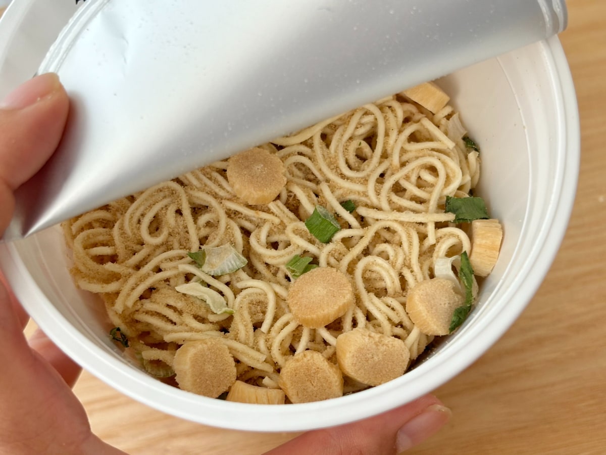 ホタテの風味がすごい！【ファミマ】全国1位の人気店が監修の新作カップ麺