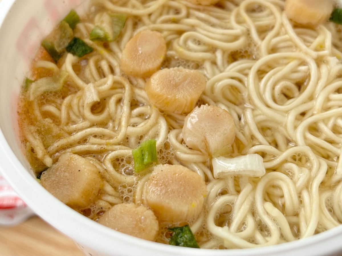 ホタテの風味がすごい!【ファミマ】全国1位の人気店が監修の新作カップ麺