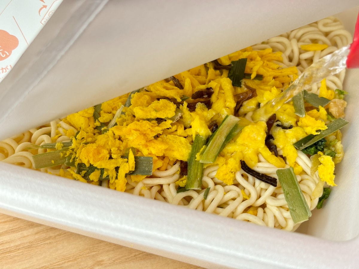 旨辛味がクセになる！【セブン】人気の「辛だるま」の新作カップ麺が登場