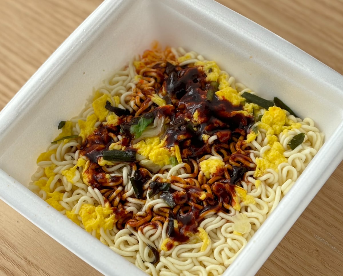 旨辛味がクセになる！【セブン】人気の「辛だるま」の新作カップ麺が登場