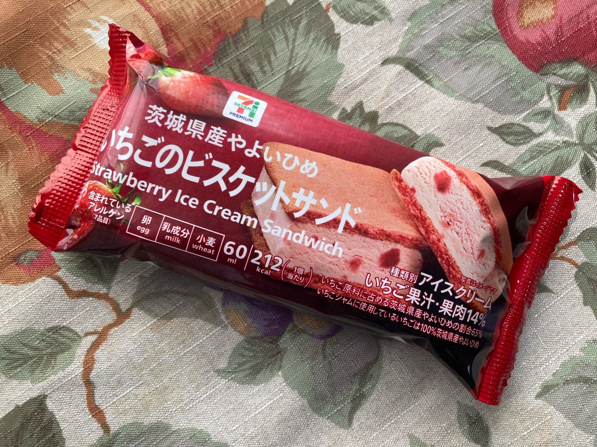 いちごの香りが広がる!【セブン】茨城県産のいちごを使ったビスケットサンドアイス