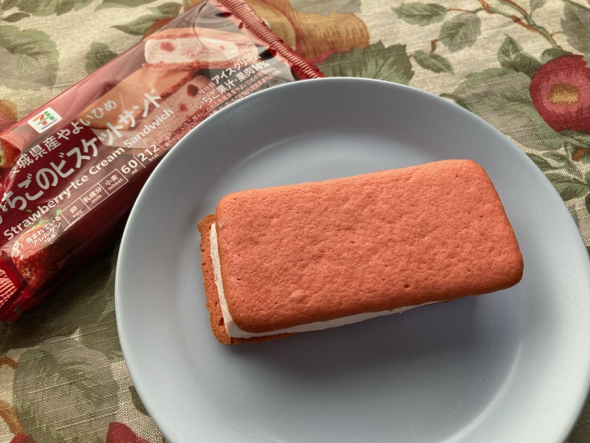 いちごの香りが広がる!【セブン】茨城県産のいちごを使ったビスケットサンドアイス
