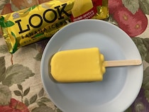 外も中もバナナ感がすごい！！【セブン】LOOKチョコのバナナアイスバーが新登場