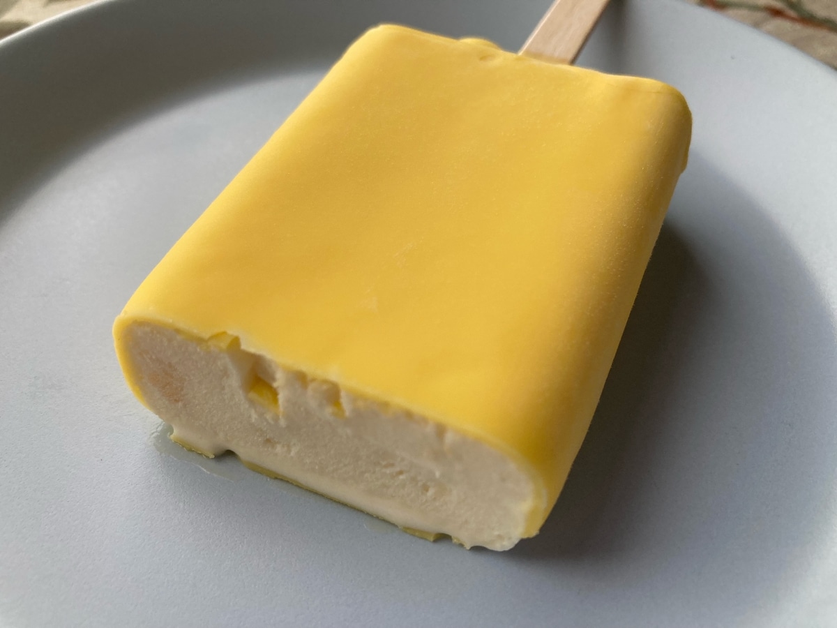 外も中もバナナ感がすごい!!【セブン】LOOKチョコのバナナアイスバーが新登場