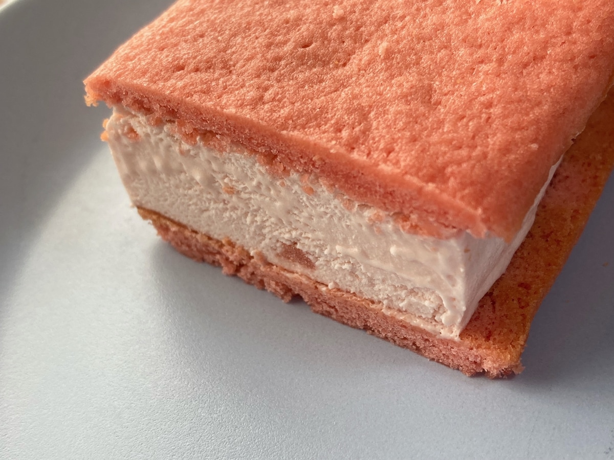 いちごの香りが広がる!【セブン】茨城県産のいちごを使ったビスケットサンドアイス