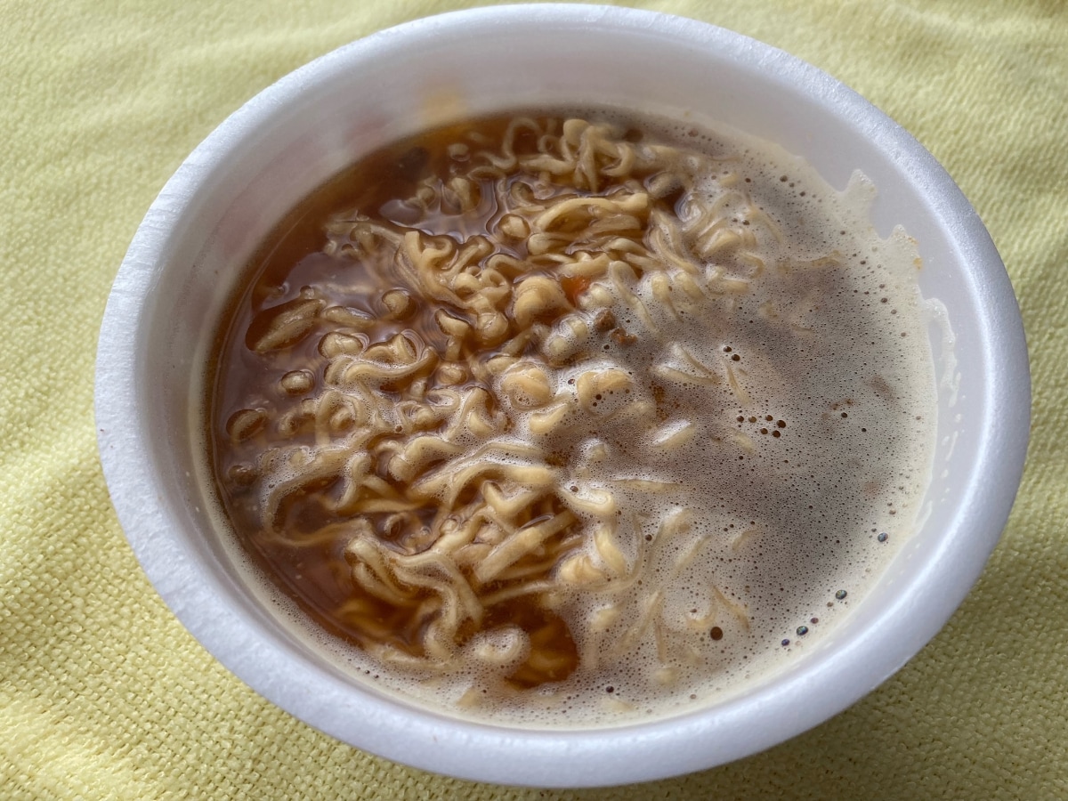 スパイシーで癖になる味！【日清】カレー味のチキンラーメンどんぶり