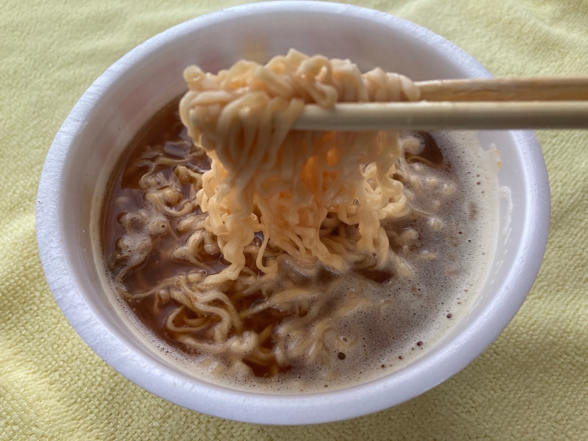 スパイシーで癖になる味！【日清】カレー味のチキンラーメンどんぶり