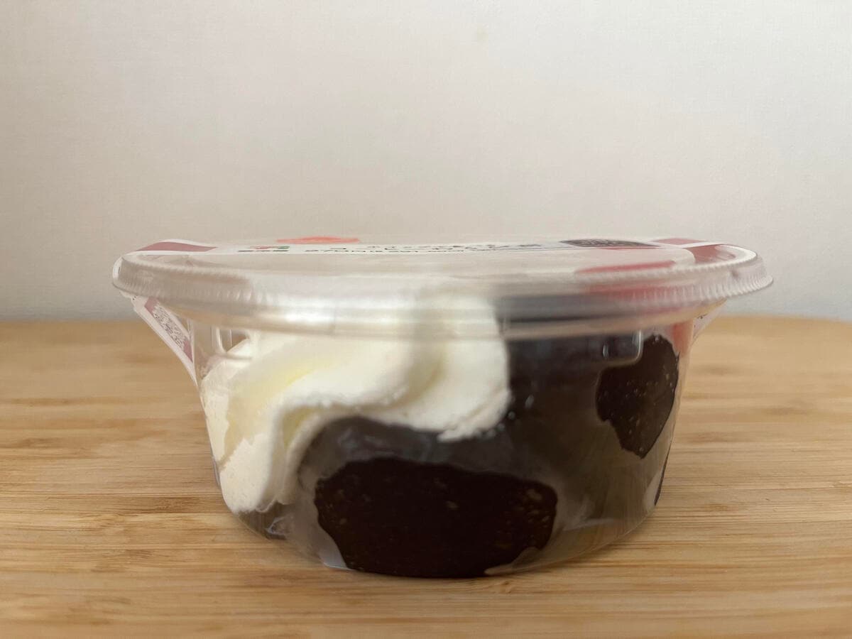 もっちり食感でおいしい！【セブン】コーヒー味でホイップクリームと合わせるデザートが登場！