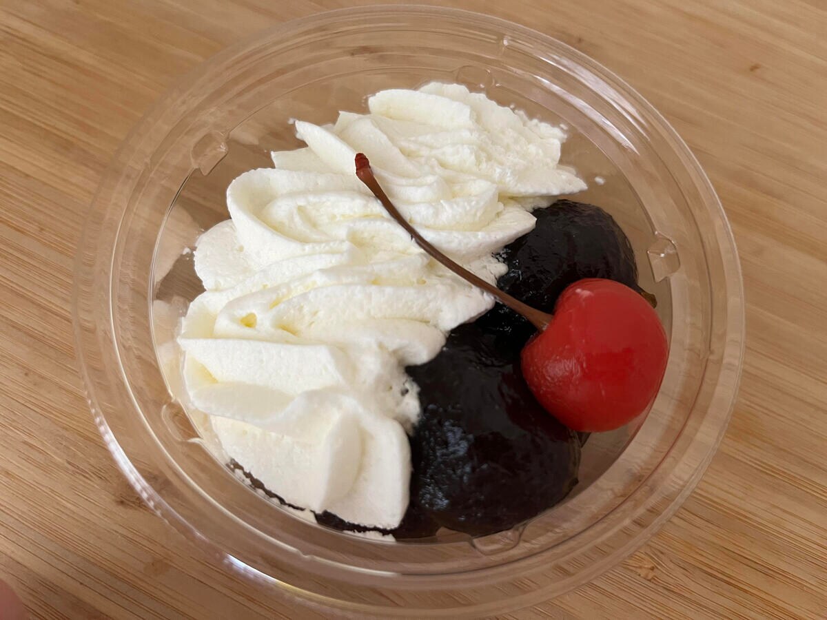 もっちり食感でおいしい!【セブン】コーヒー味でホイップクリームと合わせるデザートが登場!