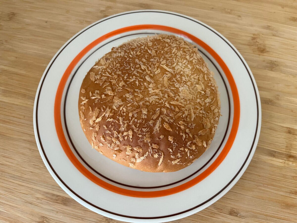 半熟卵入りが嬉しい！【ローソン】伽哩本舗監修の香ばしい焼きカレーパンが新登場！