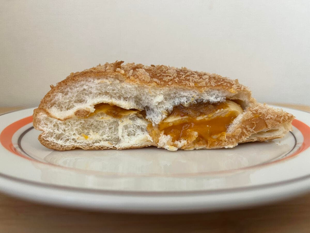 半熟卵入りが嬉しい!【ローソン】伽哩本舗監修の香ばしい焼きカレーパンが新登場!