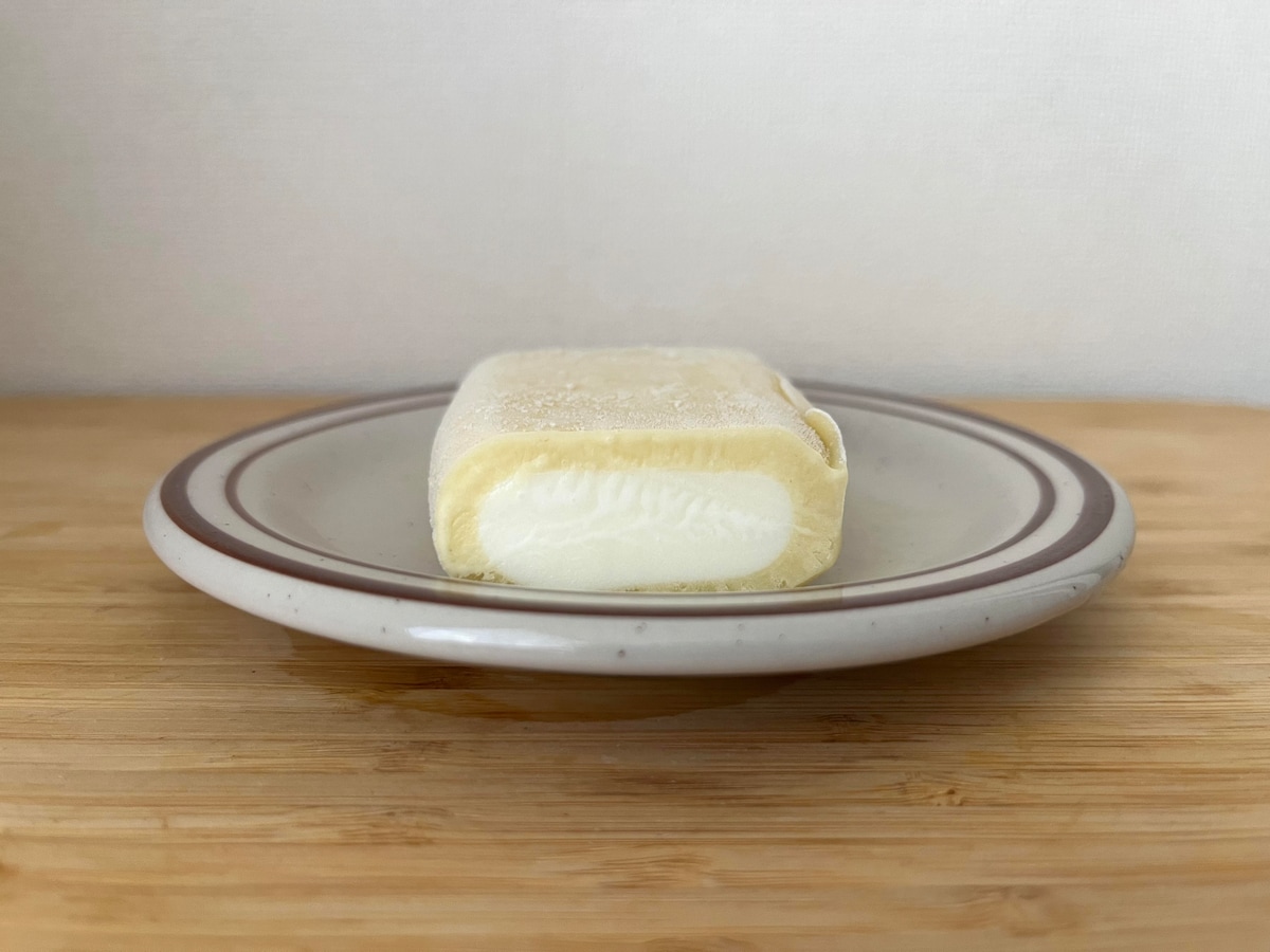 バナナ味を楽しめる!【ファミマ】ねっとり食感で濃厚なミルクも特徴的なアイスバーが登場!