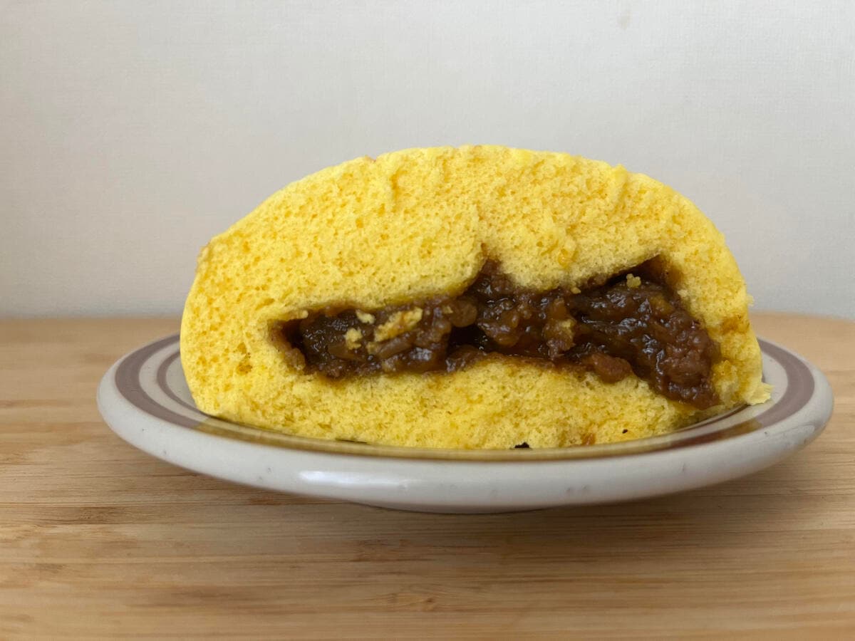 ビーフと野菜の旨みたっぷり!【ファミマ】オーベルジーヌ監修のビーフカレーまんが新登場!