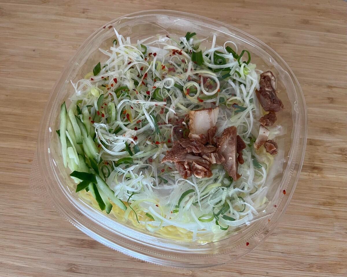 ねぎがたっぷり!【ファミマ】ボリューム満点の冷やしまぜそば登場!