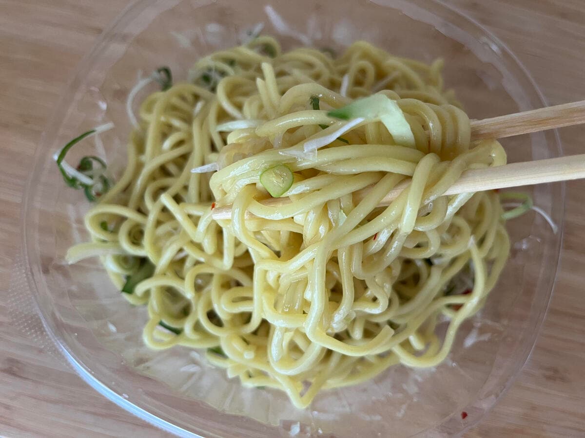 ねぎがたっぷり!【ファミマ】ボリューム満点の冷やしまぜそば登場!