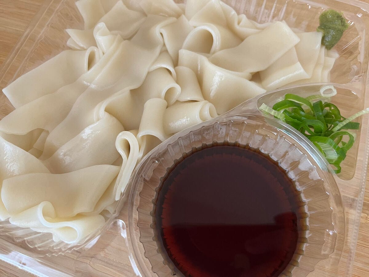 群馬の名物がコンビニで!【セブン】夏にぴったり!もちもち食感のひもかわうどんが登場