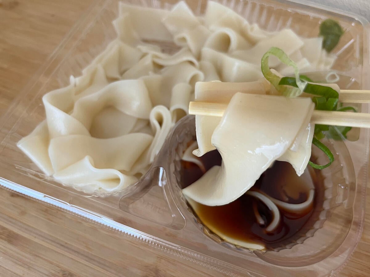 群馬の名物がコンビニで!【セブン】夏にぴったり!もちもち食感のひもかわうどんが登場