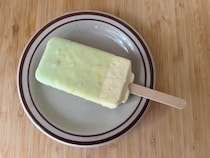 昔懐かしい味わい！【セブン】メロンクリームソーダ味のアイスバーが登場！