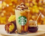 スタバ、新作「焼き芋香ばしカラメルフラペチーノ」9月4日発売、カヌレの生地をイメージしたチップ&塩味の芋けんぴでカリカリ食感