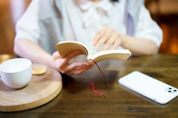 【やっぱり…】1か月に「何冊の本」を読んでいますか？“衝撃”のアンケート調査結果　人気ジャンルは“ファンタジー”他